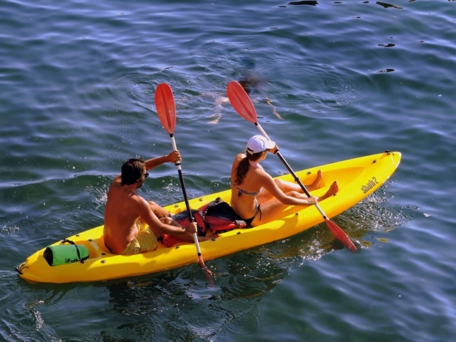 Kayak doble amarillo en el mar